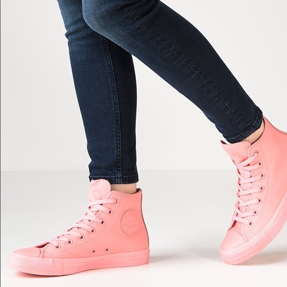 converse monochrome pink